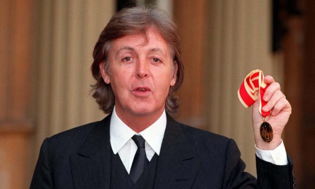 A királynő lovaggá ütötte a zenészt