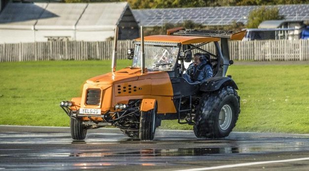 Száznegyvennel repesztett a traktor – VIDEÓVAL