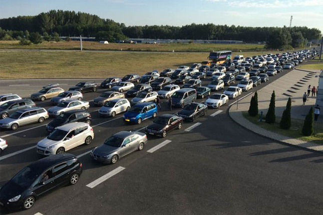 Többórás várakozás Szerbia felé – egyelőre nem érezni a gyorsított határátkelés előnyeit