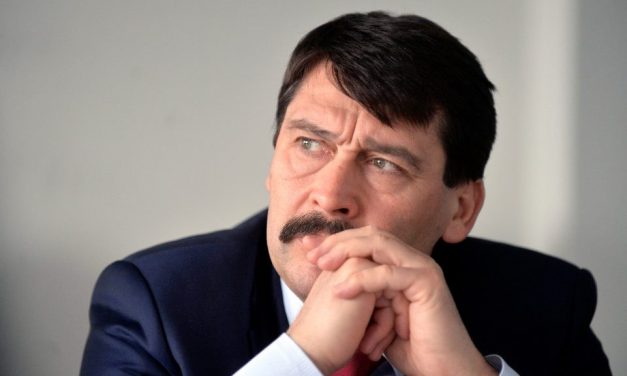 Aláírta Áder János az MTA megcsonkításáról szóló törvényt