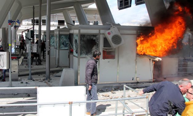 Szétverték a fizetőkapukat Albániában