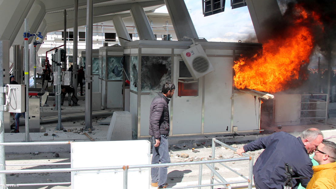 Szétverték a fizetőkapukat Albániában