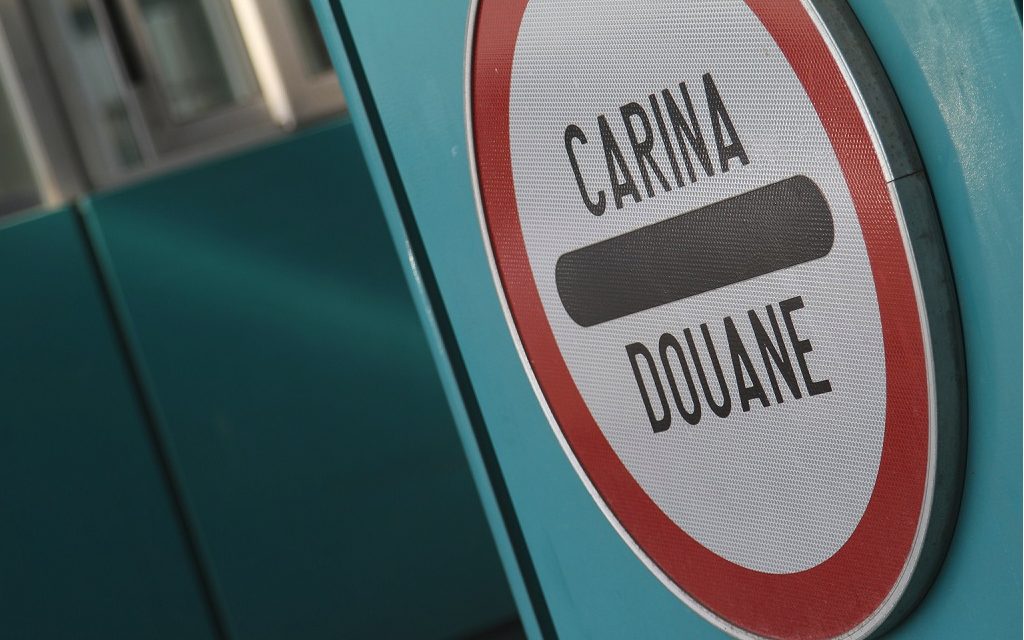 Több ezer szál cigit találtak egy szerb táblás bútorszállító kamionban Röszkén (Videóval)