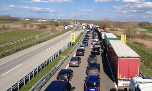 Bolondokháza a határátkelőkön Magyarország felé