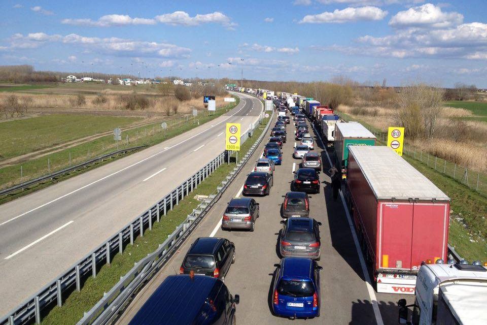 Bolondokháza a határátkelőkön Magyarország felé