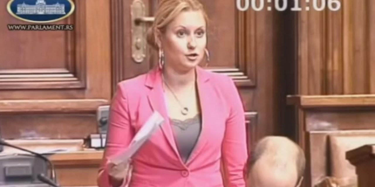 A radikálisok megfenyegették és sértegették az egyik képviselőnőt