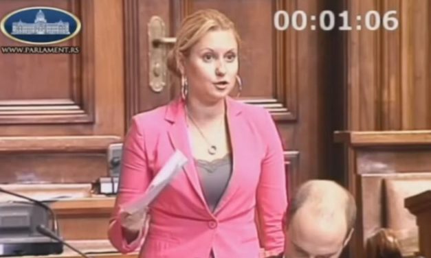 A radikálisok megfenyegették és sértegették az egyik képviselőnőt