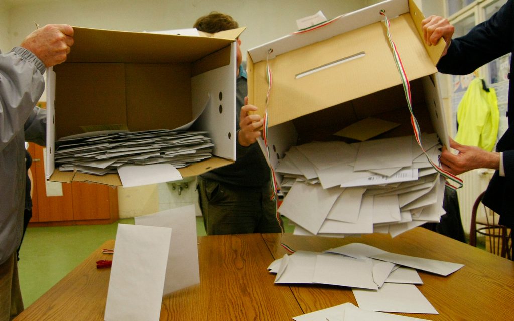 Késve adták fel a borítékokat – Most már ne postán küldjék vissza!