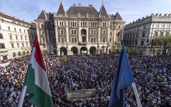 Tömegek tüntetnek Budapesten+GALÉRIA