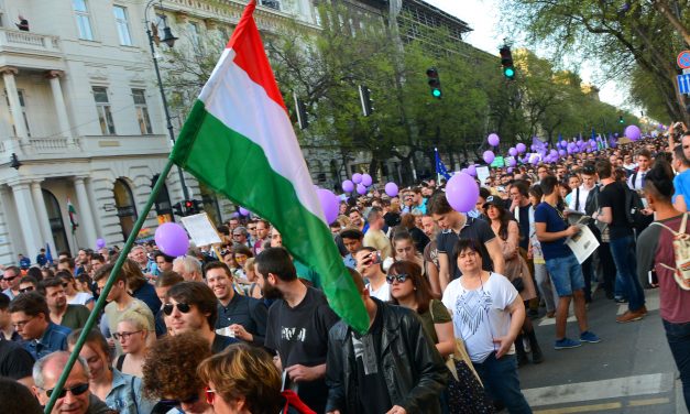 <span class="entry-title-primary">Kamukrácia</span> <span class="entry-subtitle">„Mutassuk meg, hogy nagyobb ez a tömeg, mint a Békemenet”</span>