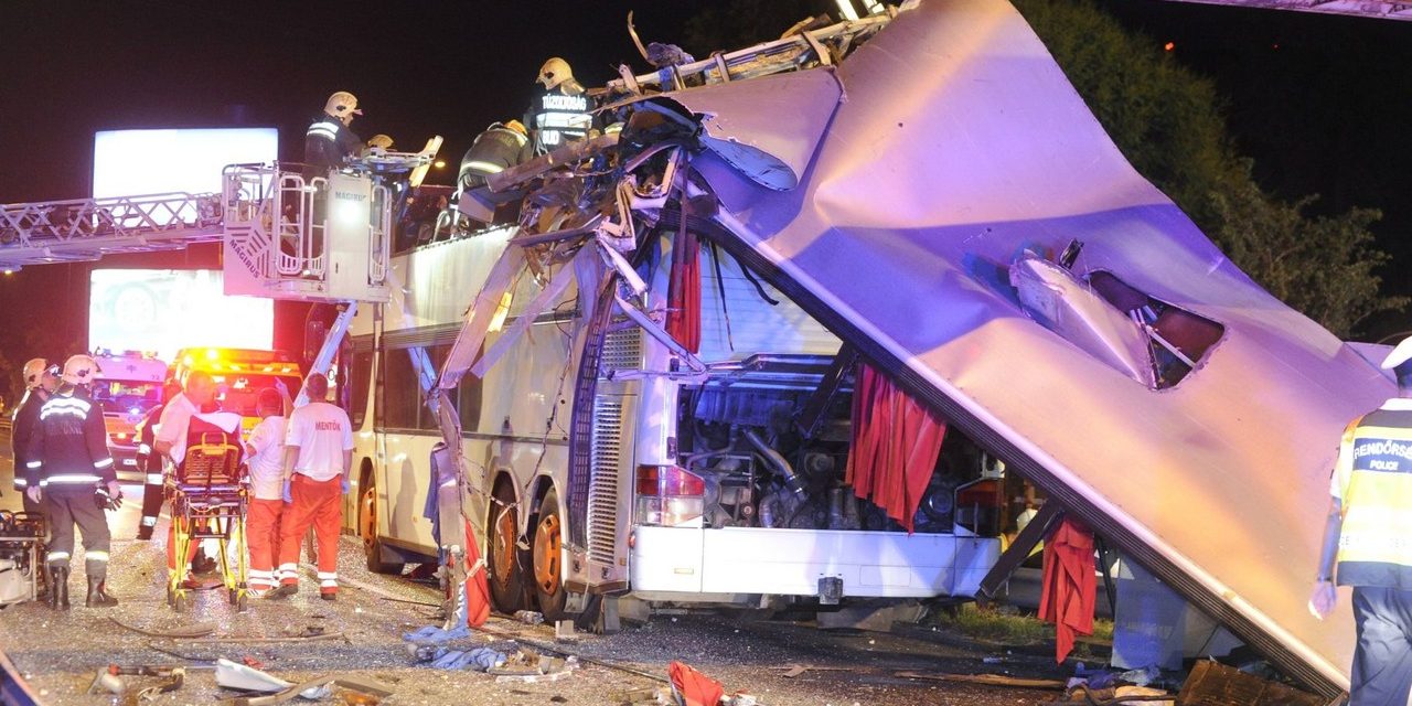 Legyalulta egy emeletes busz tetejét egy magasságkorlátozó kapu – FOTÓK
