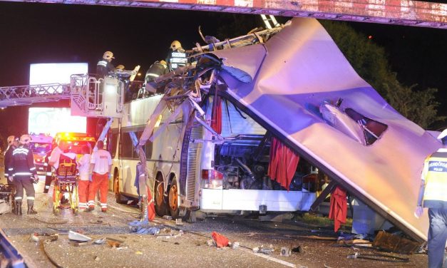 Legyalulta egy emeletes busz tetejét egy magasságkorlátozó kapu – FOTÓK