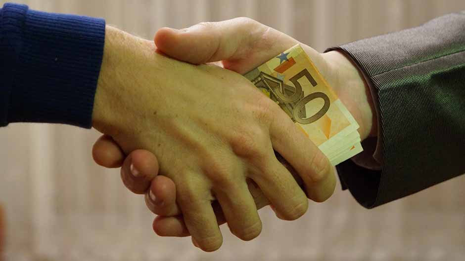 Őrizetbe vették a hálapénzt kérő orvost