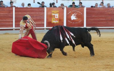 Felnyársalt a bika egy férfit egy spanyolországi bikafuttatáson