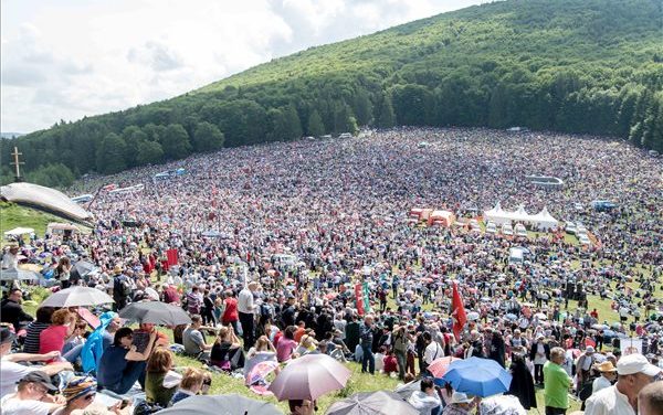 Tízezrek a csíksomlyói búcsúban