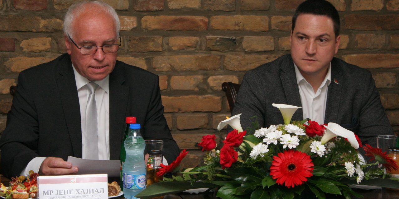 Politikamentesítik a nemzeti tanácsokat