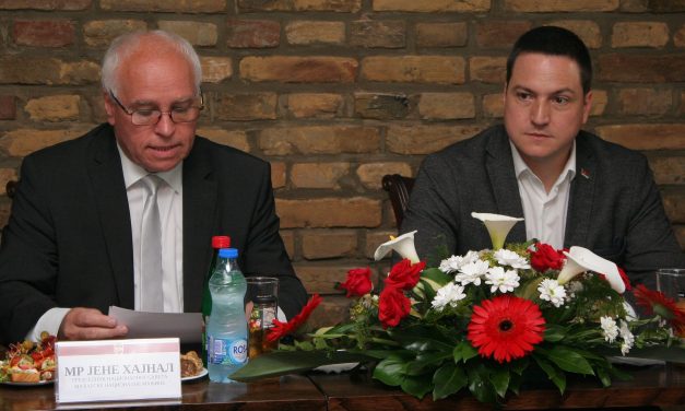 Politikamentesítik a nemzeti tanácsokat