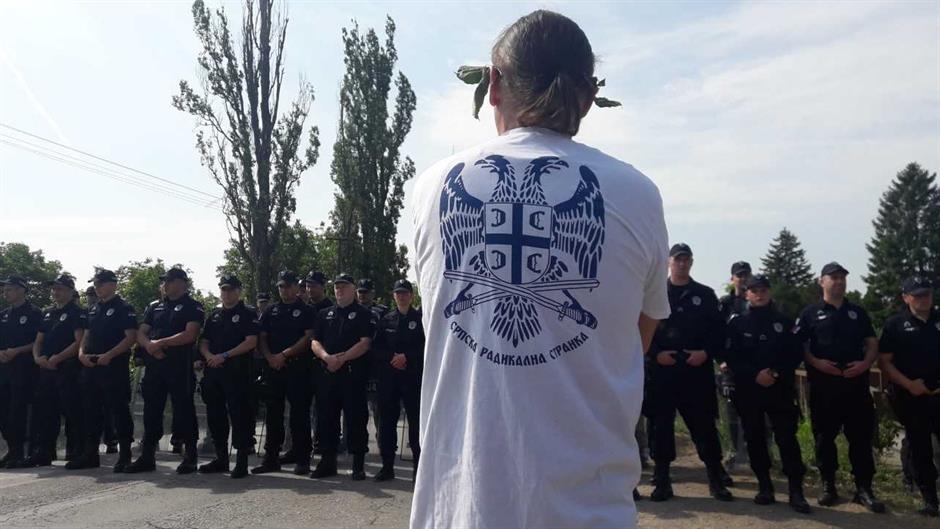 Šešelj provokál, seregnyi rendőr próbálja feltartóztatni (Frissítés)