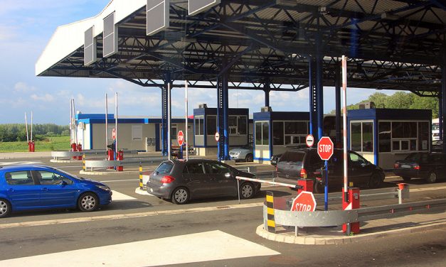 Megkérték a magyarokat, engedjék át a „lejárt” rendszámú autókat