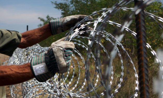 Montenegró szögesdrótkerítéssel fenyeget