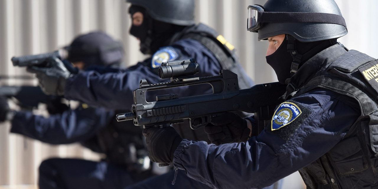 Horvát rendőrök rálőttek egy menekülteket szállító mikrobuszra, két gyerek megsebesült