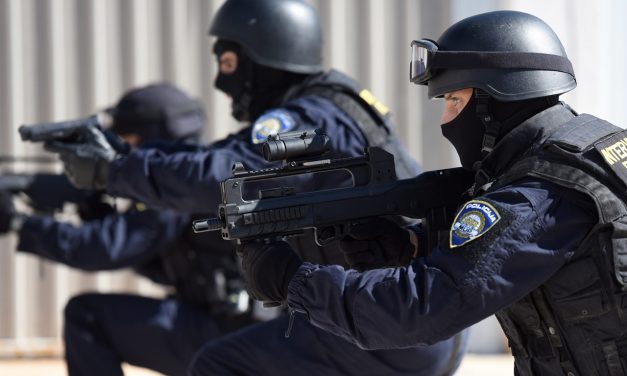 Horvát rendőrök rálőttek egy menekülteket szállító mikrobuszra, két gyerek megsebesült