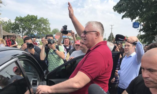 A csetnikvezér elment, hívei leütöttek egy embert, majd színre lépett Vučić