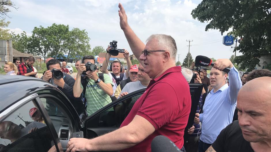 A csetnikvezér elment, hívei leütöttek egy embert, majd színre lépett Vučić