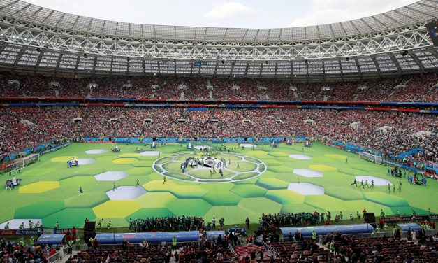 Pörgős, látványos műsor vezette fel a nyitómérkőzést