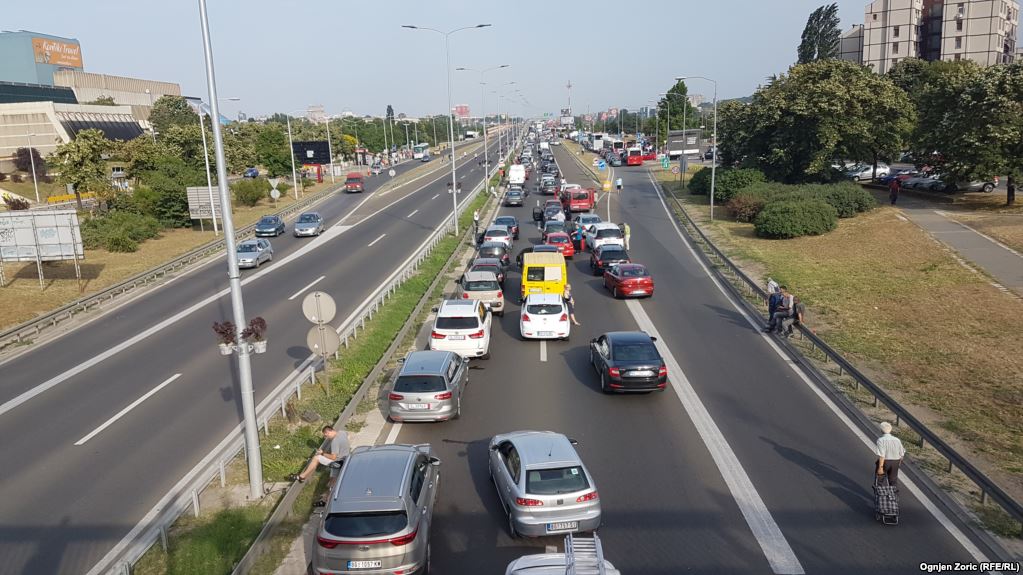 Dobjátok a diplomáitokat a kukába