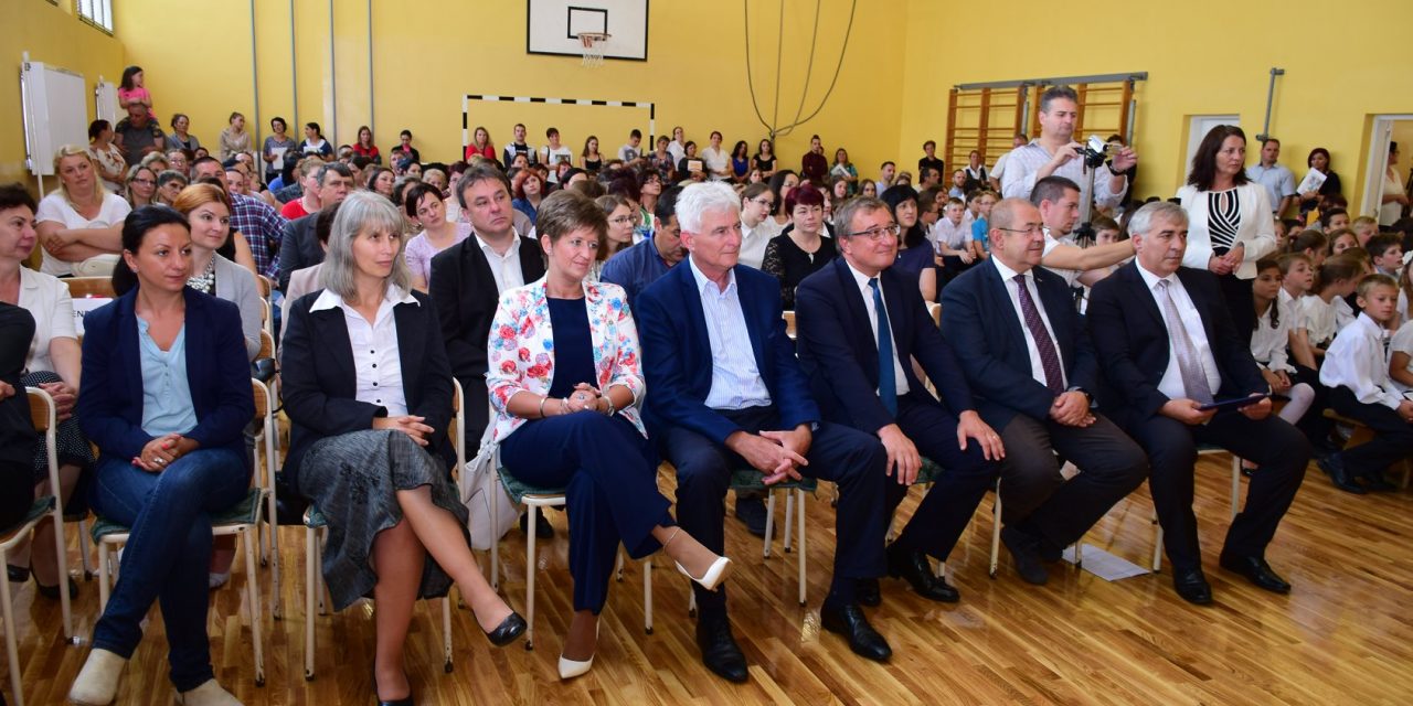 Átadták a felújított oromhegyesi iskolát