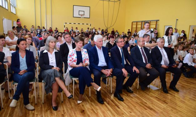 Átadták a felújított oromhegyesi iskolát