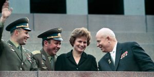 Gagarin, Pavel Popovics, Tyereskova és Hruscsov a Vosztok-5 és Vosztok-6 sikeres küldetése után; Lenin Mauzóleum, Moszkva, 1963. június 22. (Fotó: Wikipedia)