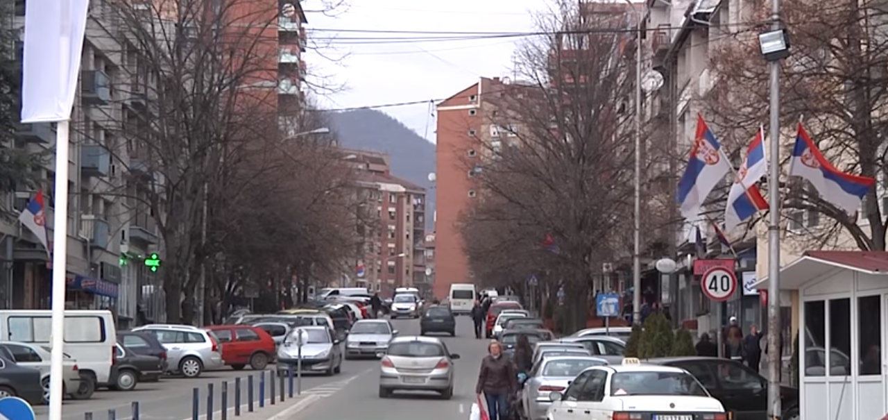 SZER: Politikai nyomásra hagyták el a koszovói intézményeket a szerbek