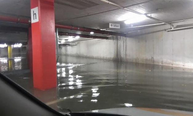 Megfulladt egy férfi egy vízzel elöntött mélygarázsban (Videóval)