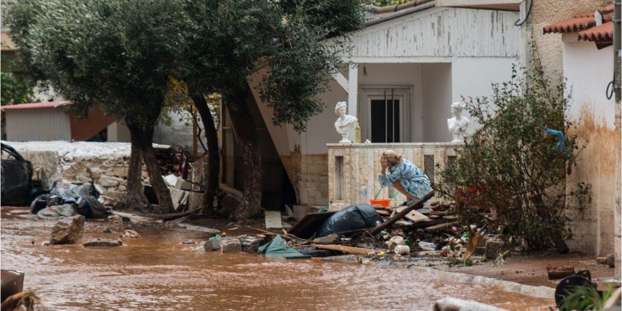 A víz autókat sodor a tengerbe Görögországban – VIDEÓVAL
