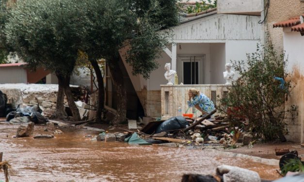 A víz autókat sodor a tengerbe Görögországban – VIDEÓVAL
