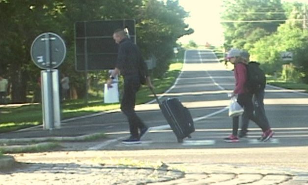 Két gyermekkel a tartalékos katonai szolgálatra