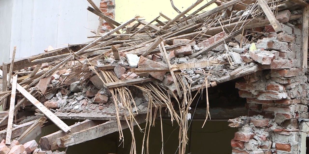 Súlyosan megsérült a férfi, akire rádöntötték a házat