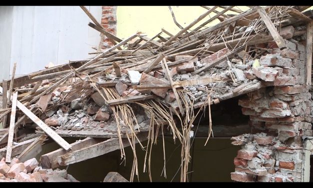 Súlyosan megsérült a férfi, akire rádöntötték a házat