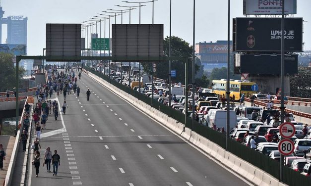 Vučić: Politikailag motivált az üzemanyagárak miatti demonstráció