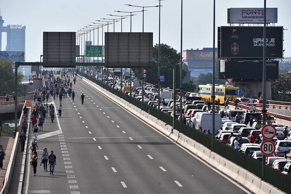 Vučić: Politikailag motivált az üzemanyagárak miatti demonstráció