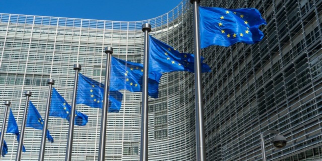 Európai Bizottság: Az európaiak leginkább a migráció és a terrorizmus miatt aggódnak