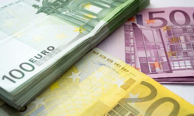 A pincérnő megtalálta és visszaadta a táskát, amiben harmincezer euró volt