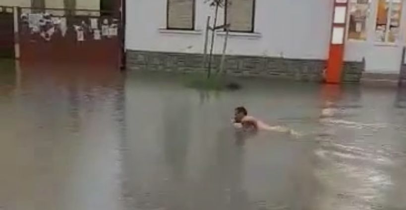 Futak: Majdnem végigúszta a főutcát – VIDEÓ