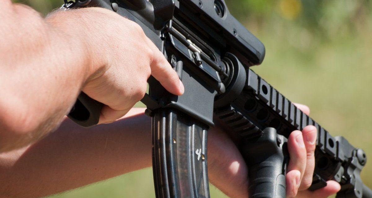 Gépfegyverrel a kocsmába