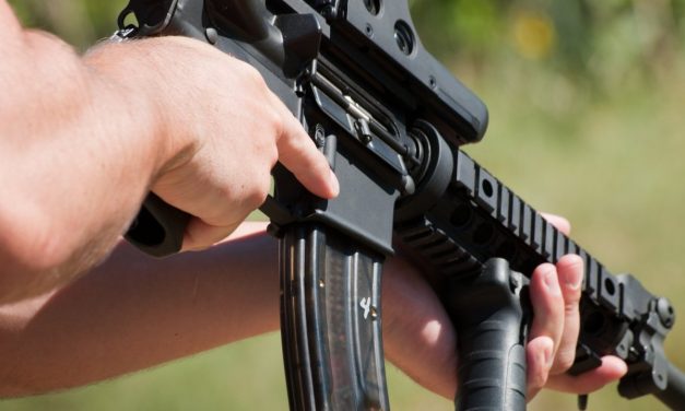 Gépfegyverrel a kocsmába