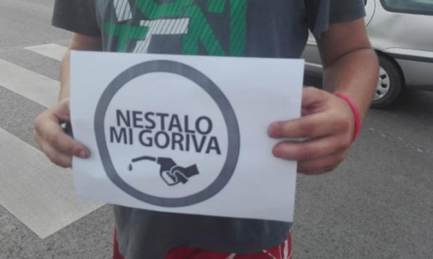 Gyalogosan tiltakozott, elővezették