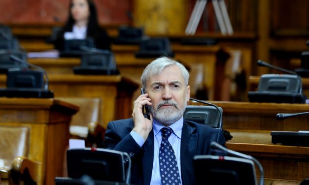 Lopás miatt állították elő a képviselőt