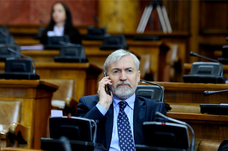 Lopás miatt állították elő a képviselőt